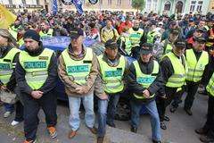 Demonstrace policistů a hasičů před ministerstvem vnitra