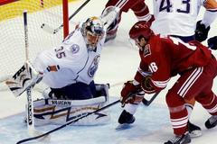 Petr Průcha v souboji s brankářem Oilers