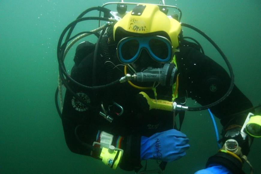 Ukrajinci stále mrznou. S opravami elektráren už pomáhají i potápěči