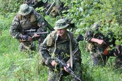 Ruští vojáci pochodují Abcházií