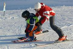 dítě s helmou, lyže