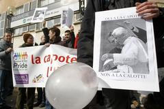 Demostrace gayů a lesbiček proti papežovým výrokům