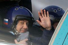 Dmitrij Medveděv jako pilot bombardéru