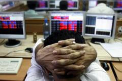 Makléř na burze v indickém Mumbaji