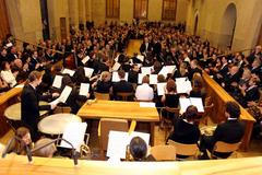 Zaplněná aula Univerzity Karlovy