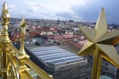 Sluneční elektrárna na střeže provozní budovy Národního divadla