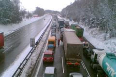 Dálnice D1 po hromadné nehodě stojí