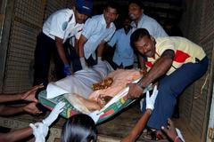 Převoz zraněného tamilského civilisty