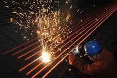 Průmyslová výroba dramaticky zpomalila