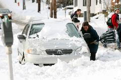Kompletně zasypané auto v Halifaxu