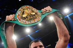 Ukrajinský boxer Vitalij Kličko titul organizace WBC, když porazil Kubánce Juana Carlose Gómeze technickým k.o.