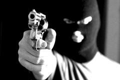 Přepadení, kukla, maskovaný lupič, násilí, útok, útočník, pistole, revolver, střelba,