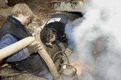 Dělníci opravují havárii horkovodu v Hradci Králové