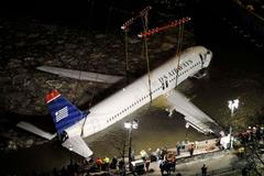 Airbus A320 je vytahován z řeky Hudson