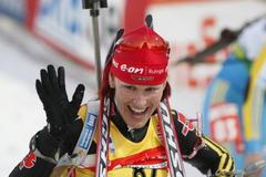 Wilhelmová se raduje z vítězství na MS v biatlonu