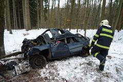 Auto čelním nárazem přerazilo strom