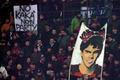 Fanoušci AC Milán při utkání s Fiorentinou. Chtějí, aby Kaká zůstal