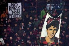 Fanoušci AC Milán při utkání s Fiorentinou. Chtějí, aby Kaká zůstal