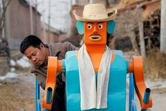 Čínský farmář vyrábí roboty