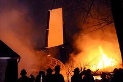 Hasiči likvidují na předměstí Buffala požár po nehodě letadla