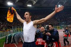 van Persie oslavuje postup Arsenalu