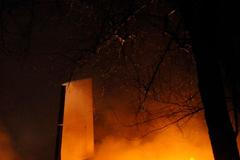 Hasiči likvidují na předměstí Buffala požár po pádu letadla