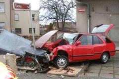 Řidič zdemoloval telefonní budku