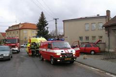 Řidič zdemoloval telefonní budku