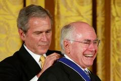 John Howard dostává ocenění od George Bushe