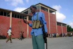 Islámský bojovník před jednou z vyklizených základen v Mogadišu