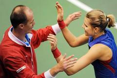 Lucie Šafářová se raduje s Petrem Pálou