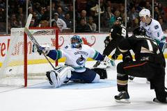 Vancouver - Anaheim: Luongo