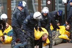 Policie proti aktivistům z Greenpeace
