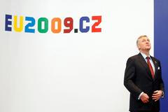 Na české politiky se upřely objektivy světa