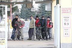 Dělníci jdou z fabriky