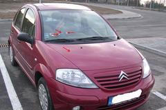 Auto poškozené kamením