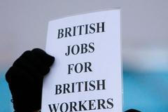 Britové protestují proti migrantům