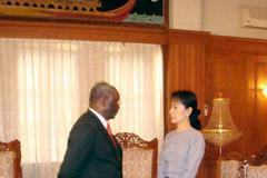 Ibrahim Gambari a Aun Schan Su Ťij