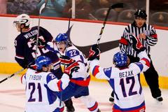 Slovenští hokejisté Radoslav Tybor Milan Kytnar a Adam Bezak se radují z gólu do sítě USA na MS dvacetiletých.