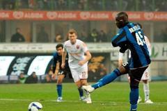 Balotelli proměňuje penaltu proti AS Řím