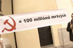 protest proti srpu a kladivu