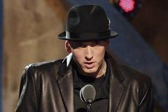 Duben 2009: Eminem uvádí Run DMC do Rocknrollové síně slávy