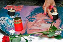 Fanoušci Michaela Jacksona se loučí s králem popu na Staroměstském náměstí v Praze