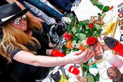 Fanoušci Michaela Jacksona se loučí s králem popu na Staroměstském náměstí v Praze