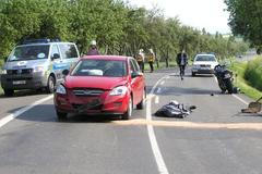 Srážka dvou motorek s autem