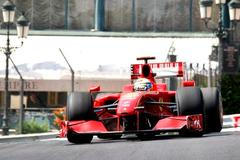 Kimi Raikkonen s Ferrari při tréninku na Velkou cenu Monaka