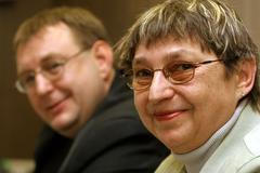 Marcela Šulcová a Jiří Hromada na tiskové konferenci v parlamentu