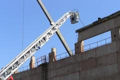 Panel spadl z jeřábu na dělníky, jednoho zabil