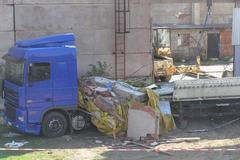 Panel spadl z jeřábu na dělníky, jednoho zabil