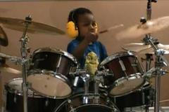 Čtyřletý bubeník hraje S.O.A.D.